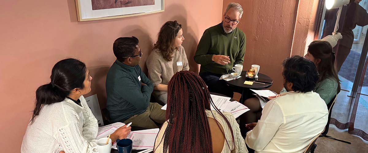 Två personer står vid receptionen